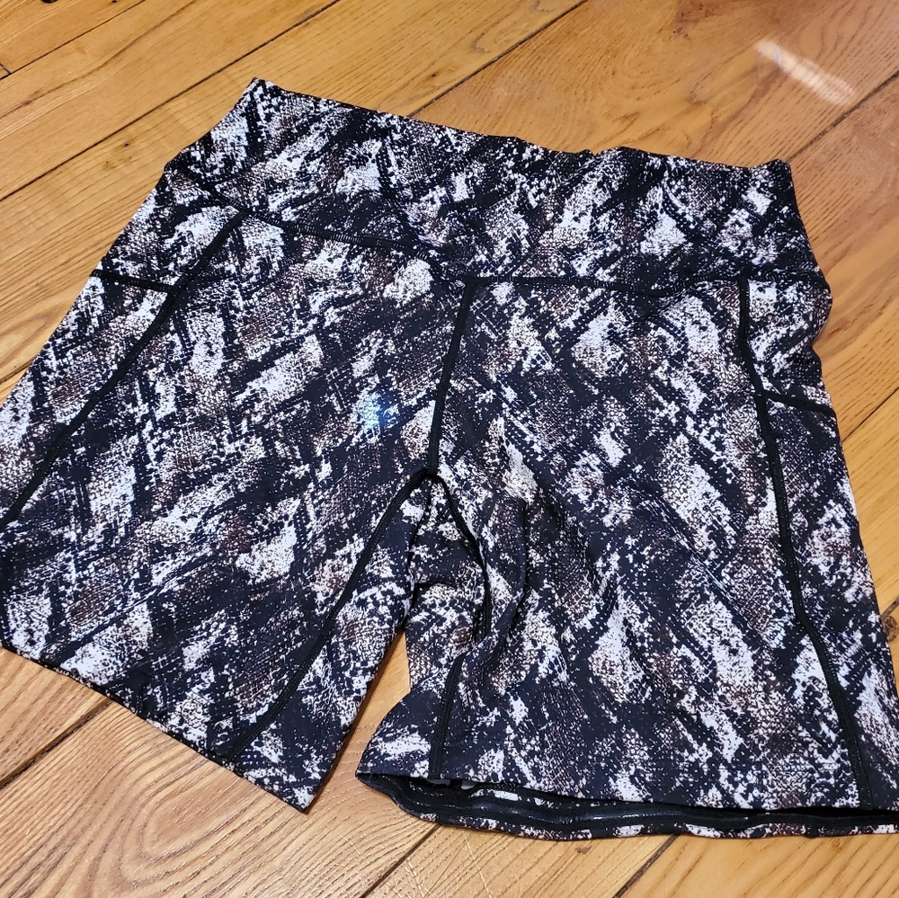 L CVG 7" Snakeskin print shorts